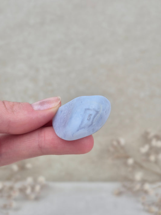 Blauer Chalcedon Trommler mit Druse
