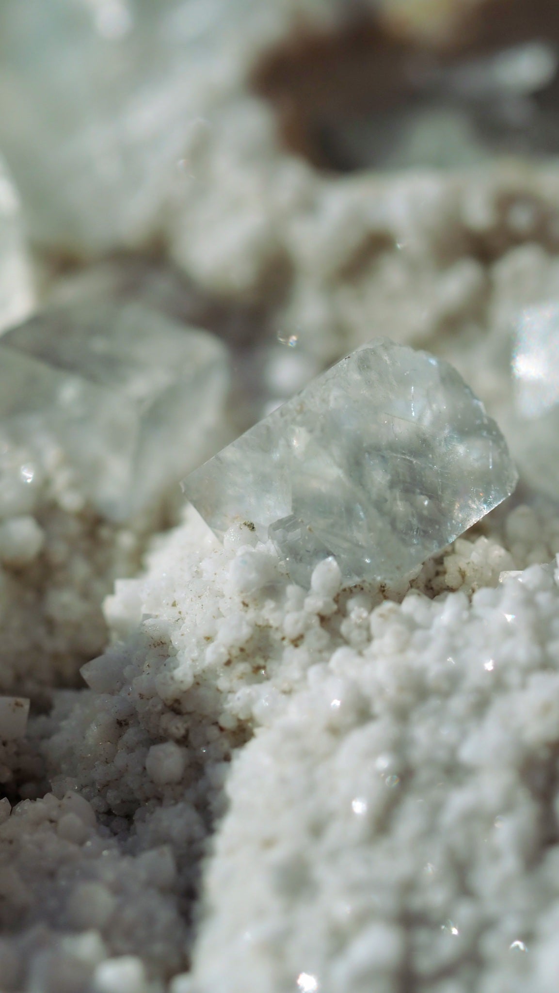 Große Fluorit Stufe mit Calcit