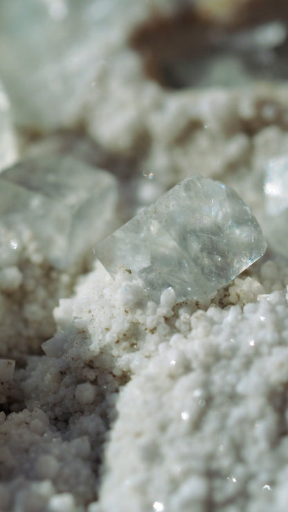 Große Fluorit Stufe mit Calcit