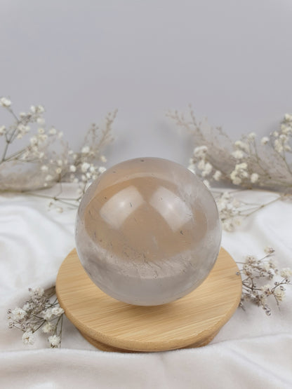Bergkristall Kugel mit kleinem Regenbogen (1)