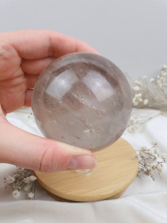 Bergkristall Kugel mit kleinem Regenbogen (1)