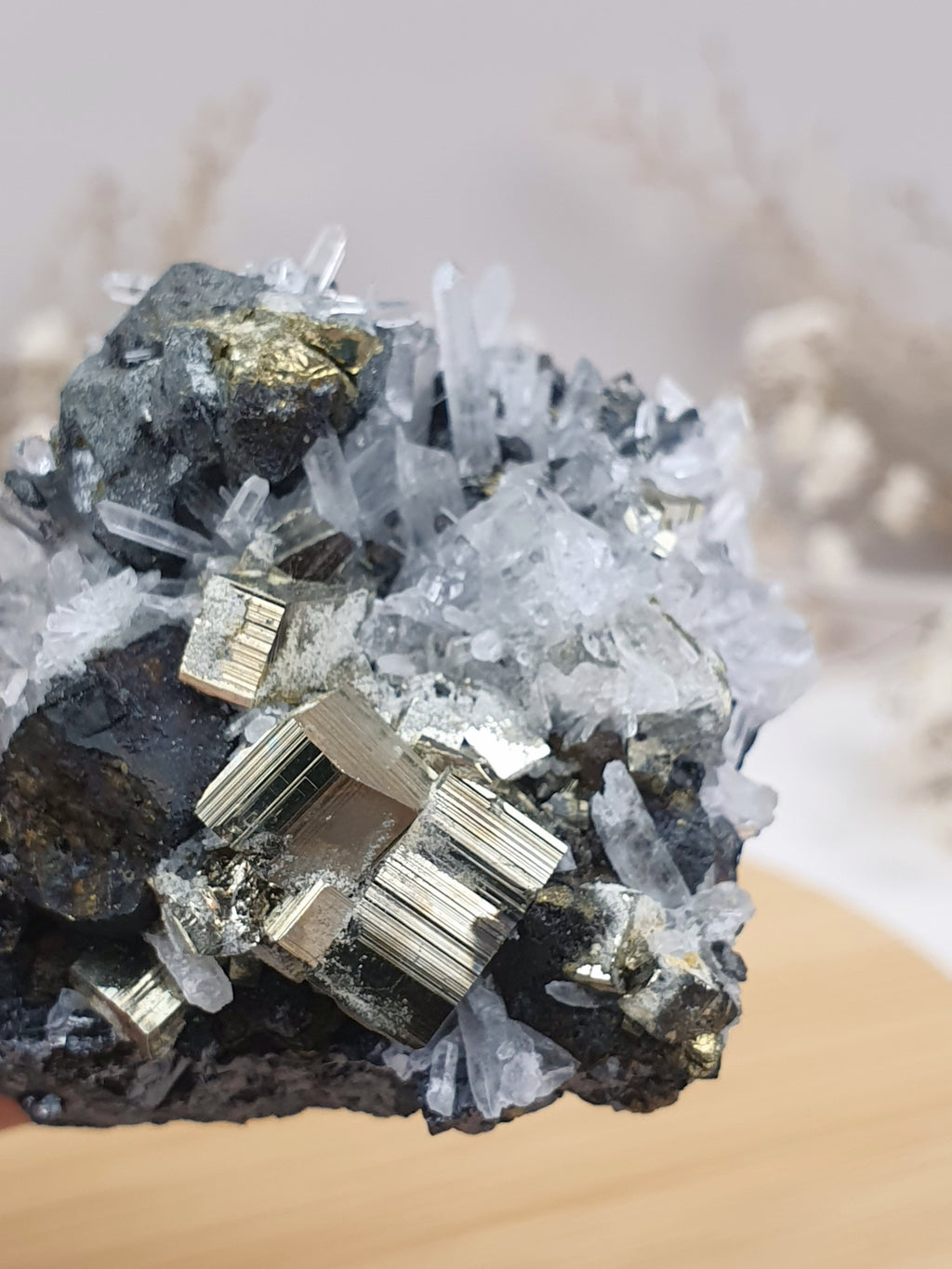 Quarz mit Pyrit Cluster (2)