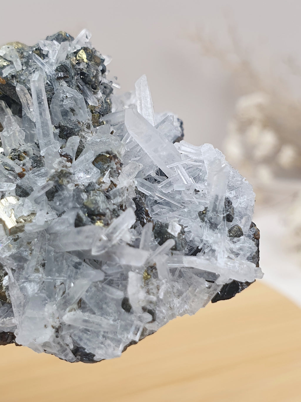 Quarz mit Pyrit Cluster (2)