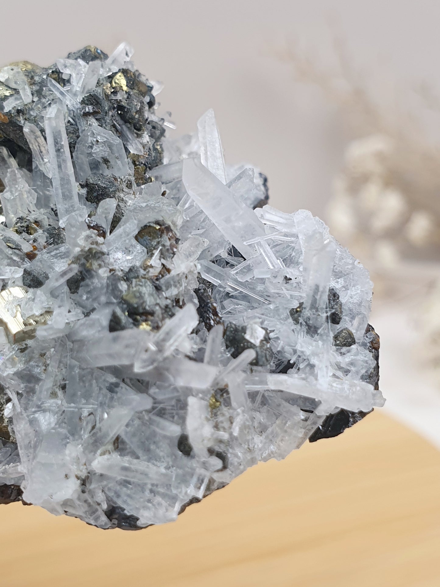 Quarz mit Pyrit Cluster (2)