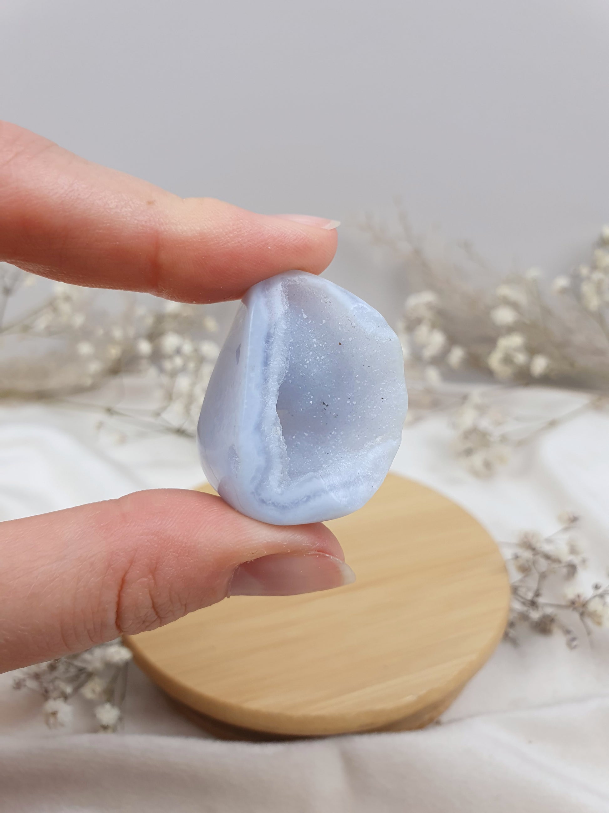 Blauer Chalcedon Trommler mit Druse (2)