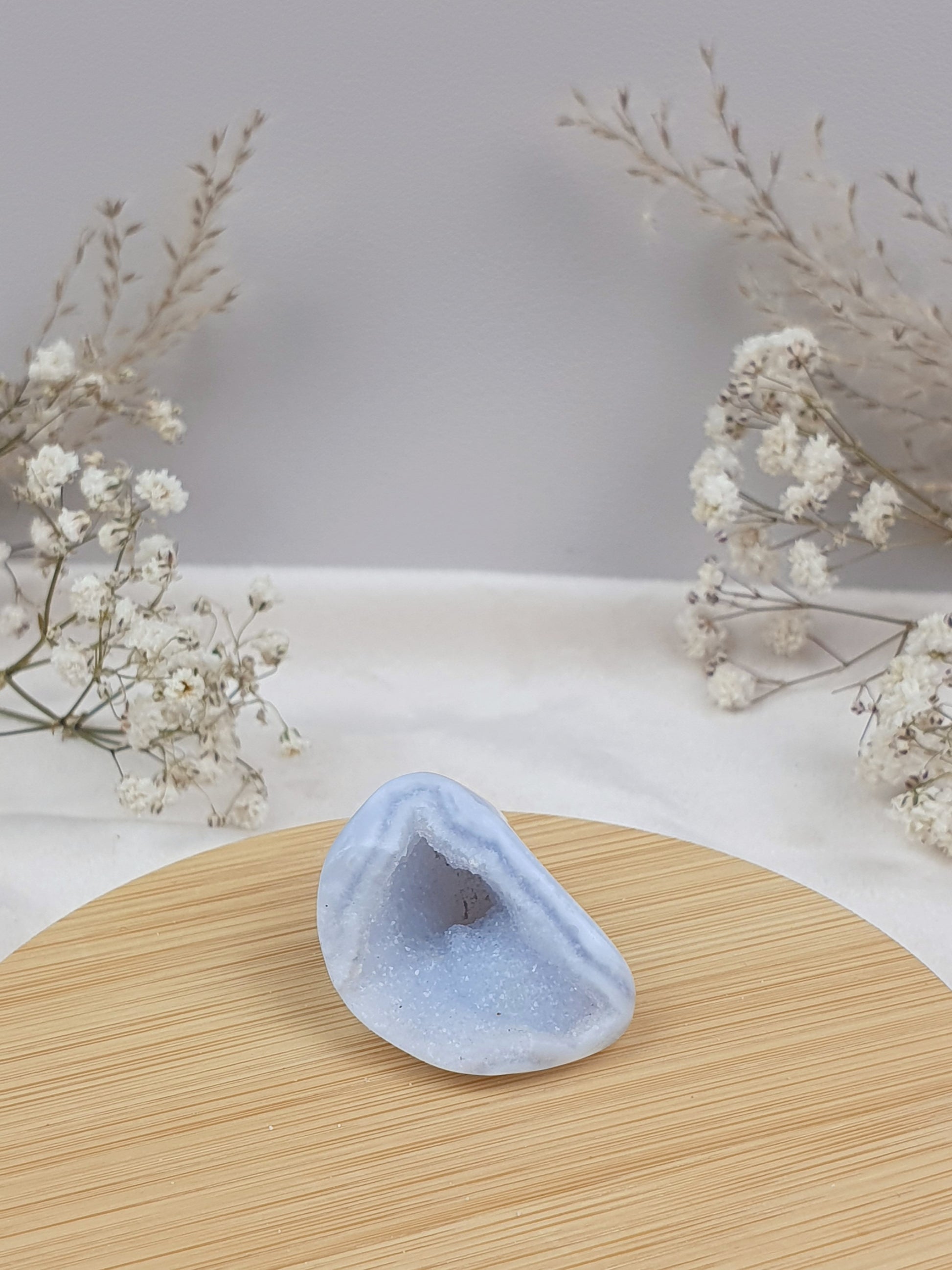 Blauer Chalcedon Trommler mit Druse (2)