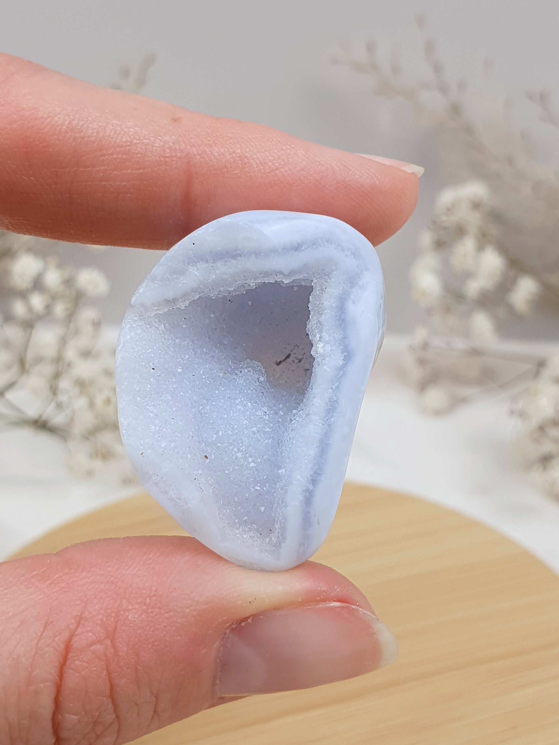 Blauer Chalcedon Trommler mit Druse (2)
