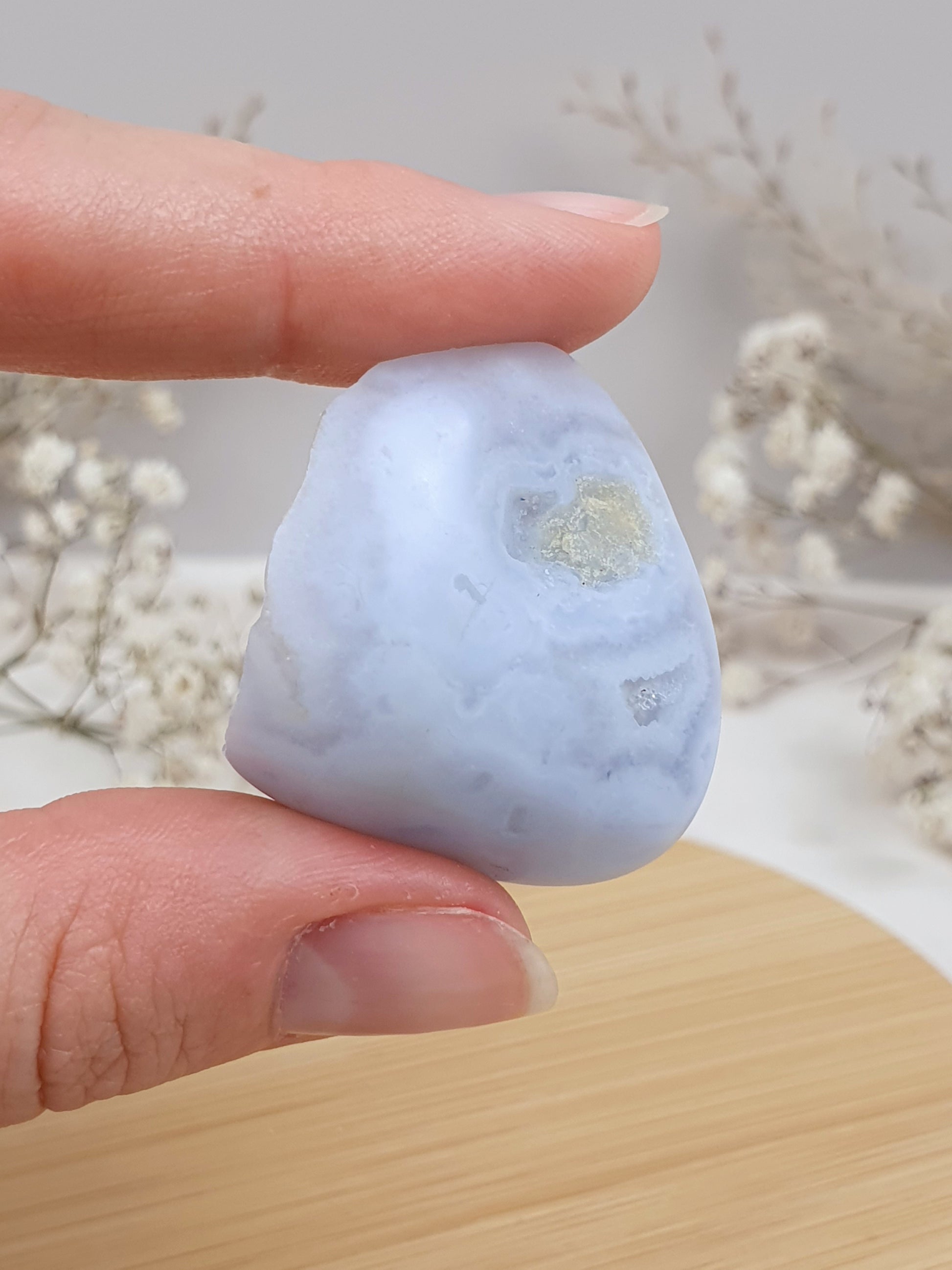 Blauer Chalcedon Trommler mit Druse (2)