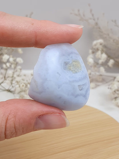 Blauer Chalcedon Trommler mit Druse (2)