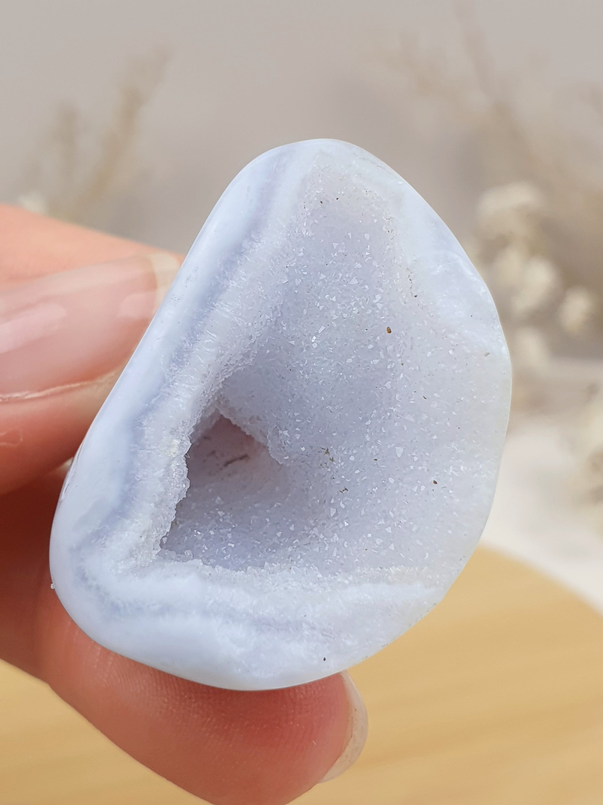 Blauer Chalcedon Trommler mit Druse (2)