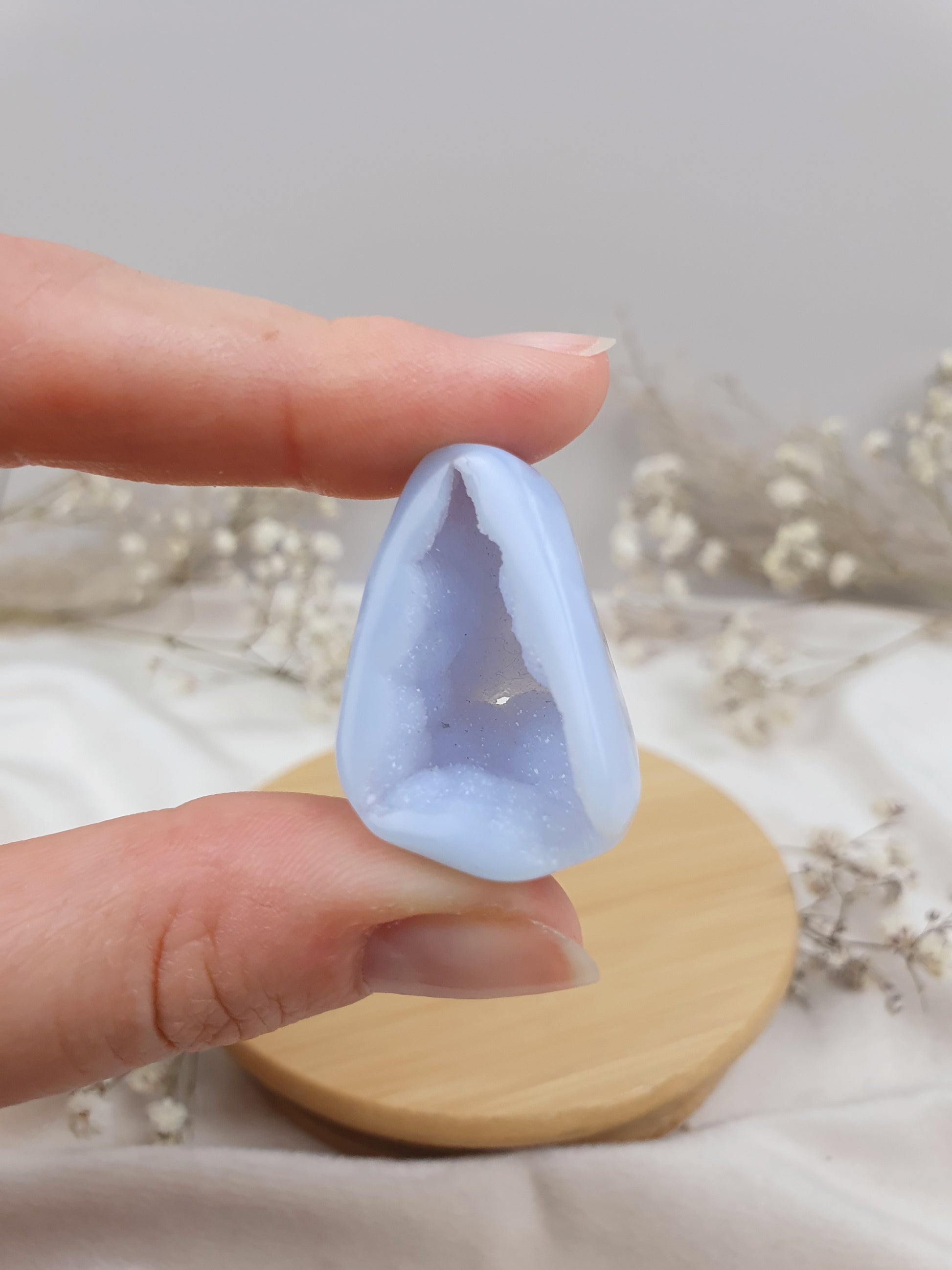 Blauer Chalcedon Trommler mit Druse (1)