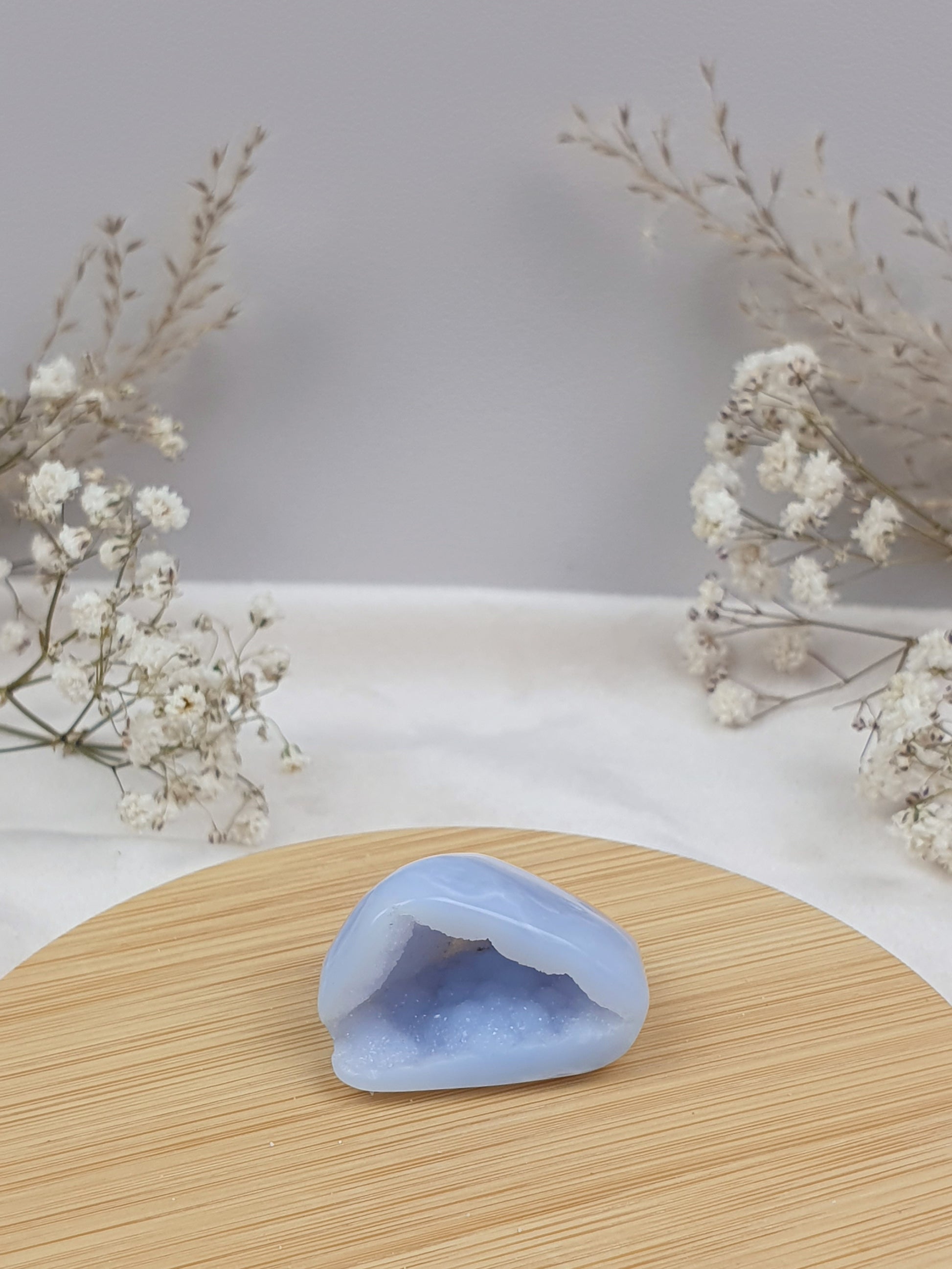 Blauer Chalcedon Trommler mit Druse (1)