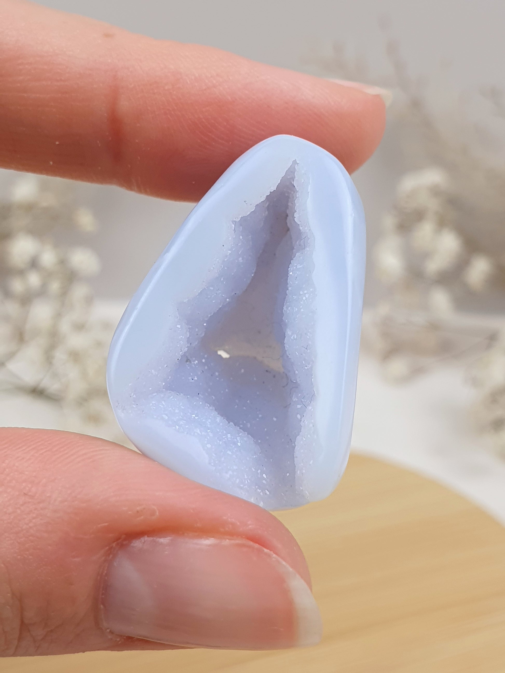 Blauer Chalcedon Trommler mit Druse (1)