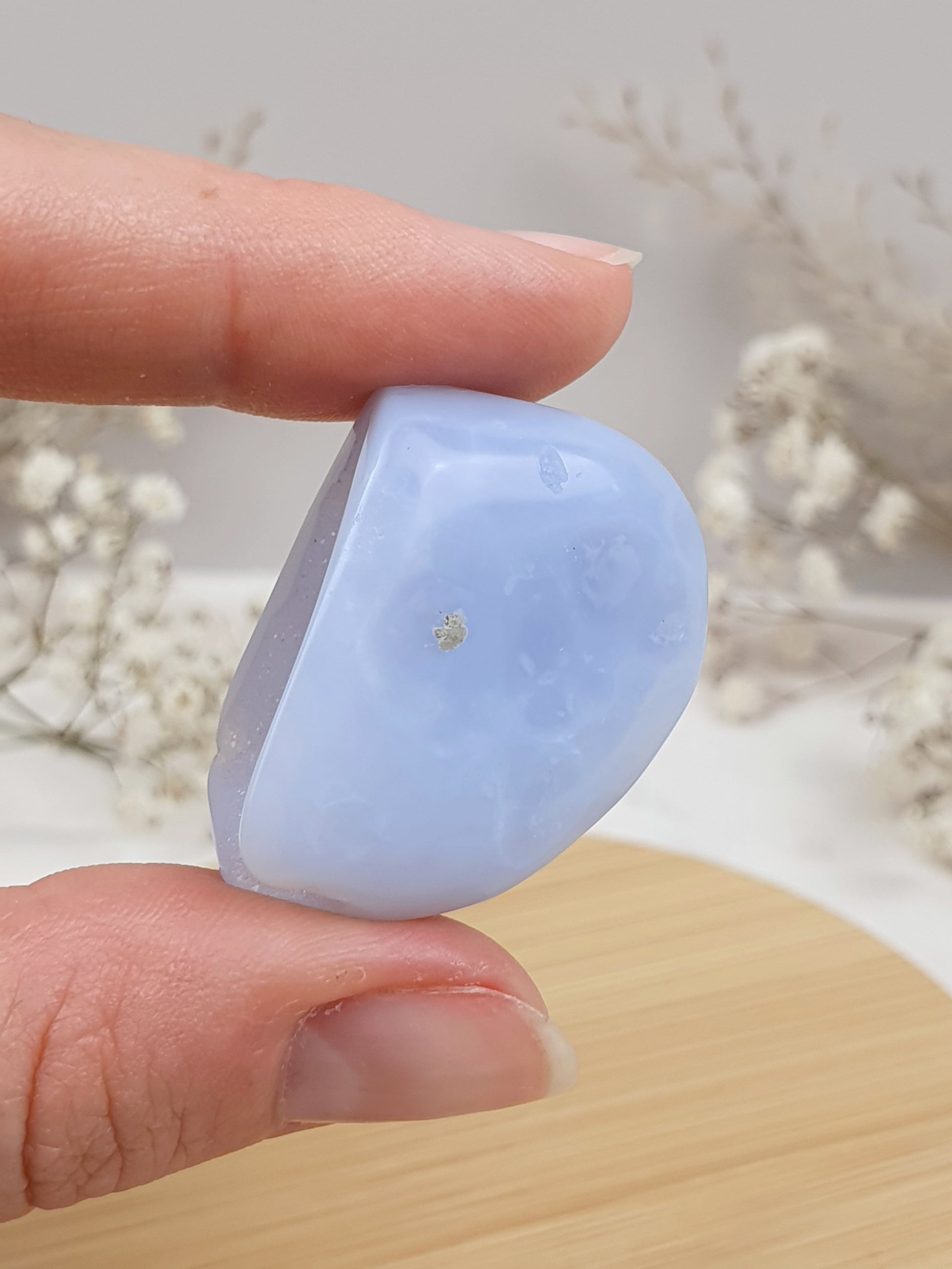 Blauer Chalcedon Trommler mit Druse (1)