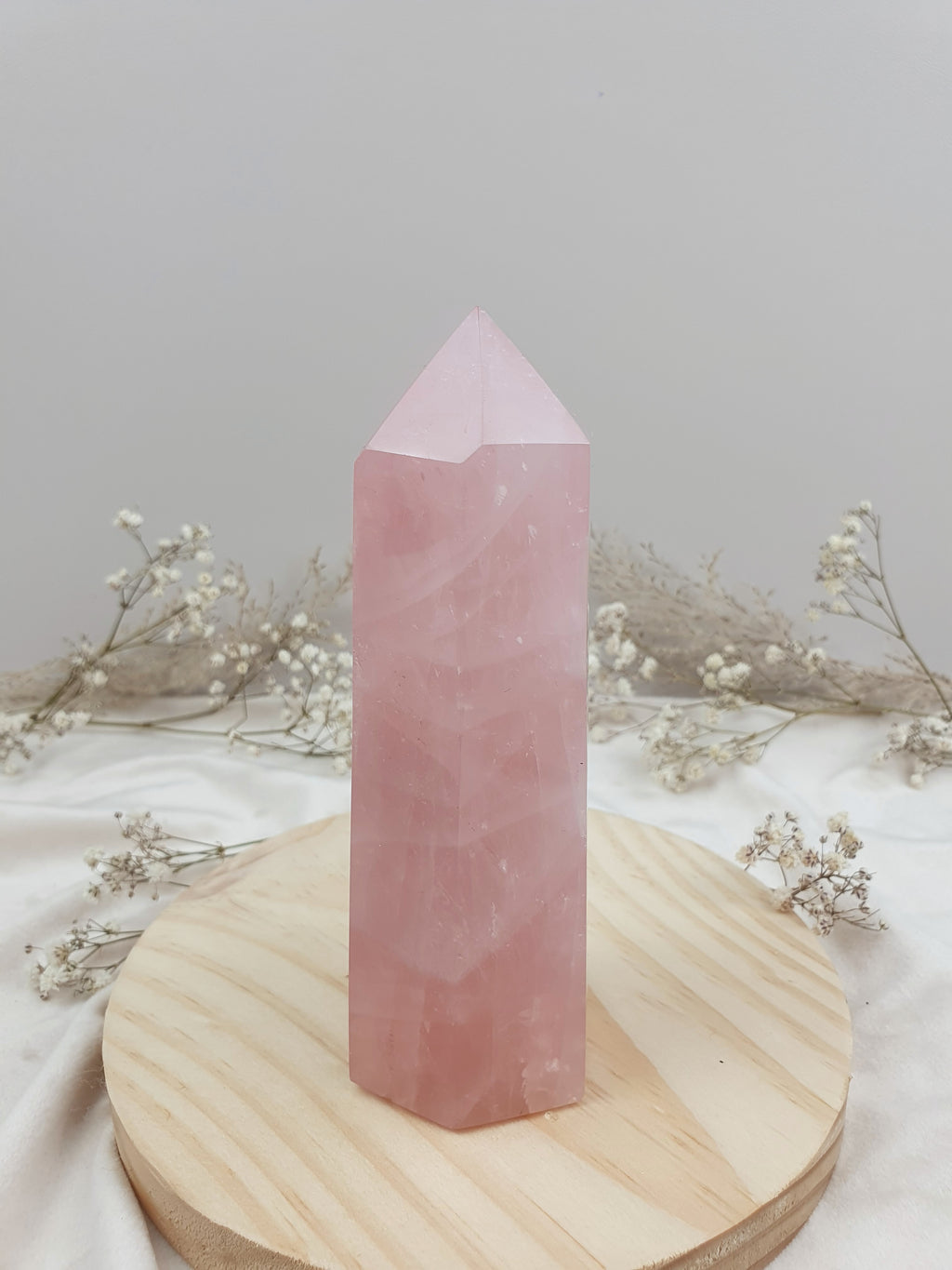 Rosenquarz Turm mit intensiver Farbe