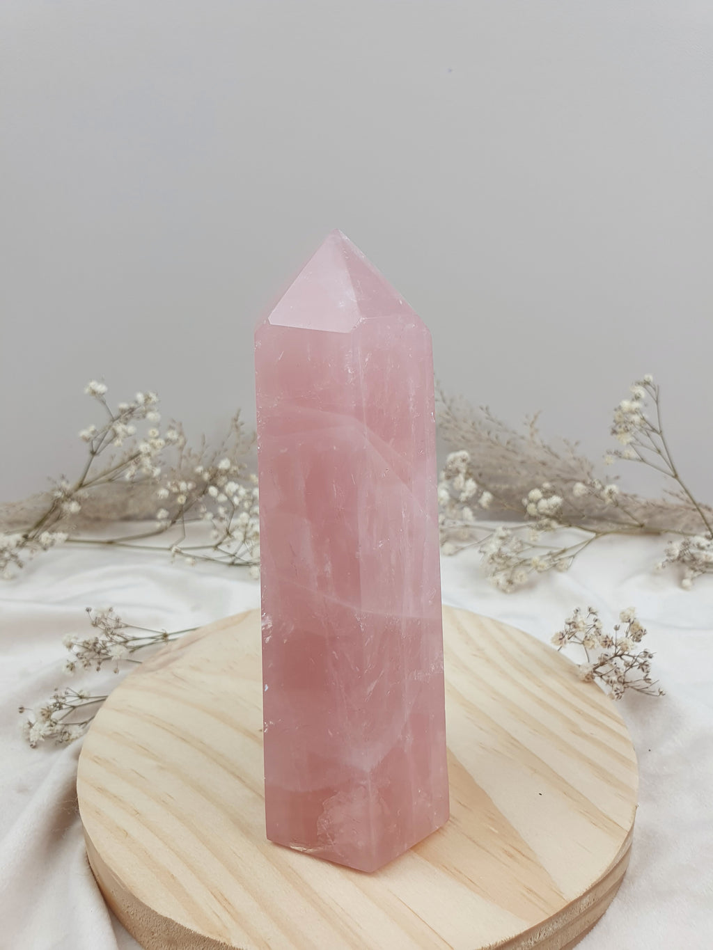 Rosenquarz Turm mit intensiver Farbe