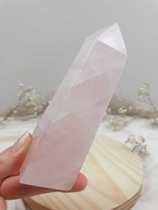 Rosenquarz Obelisk mit leichtem Stern