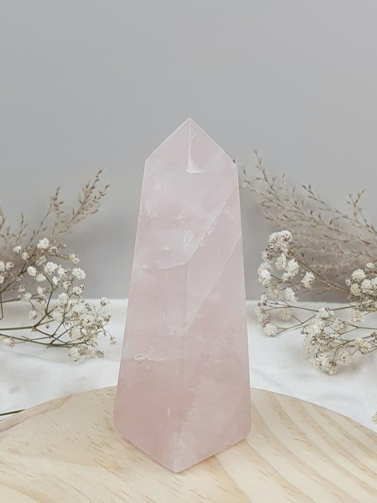 Rosenquarz Obelisk mit leichtem Stern