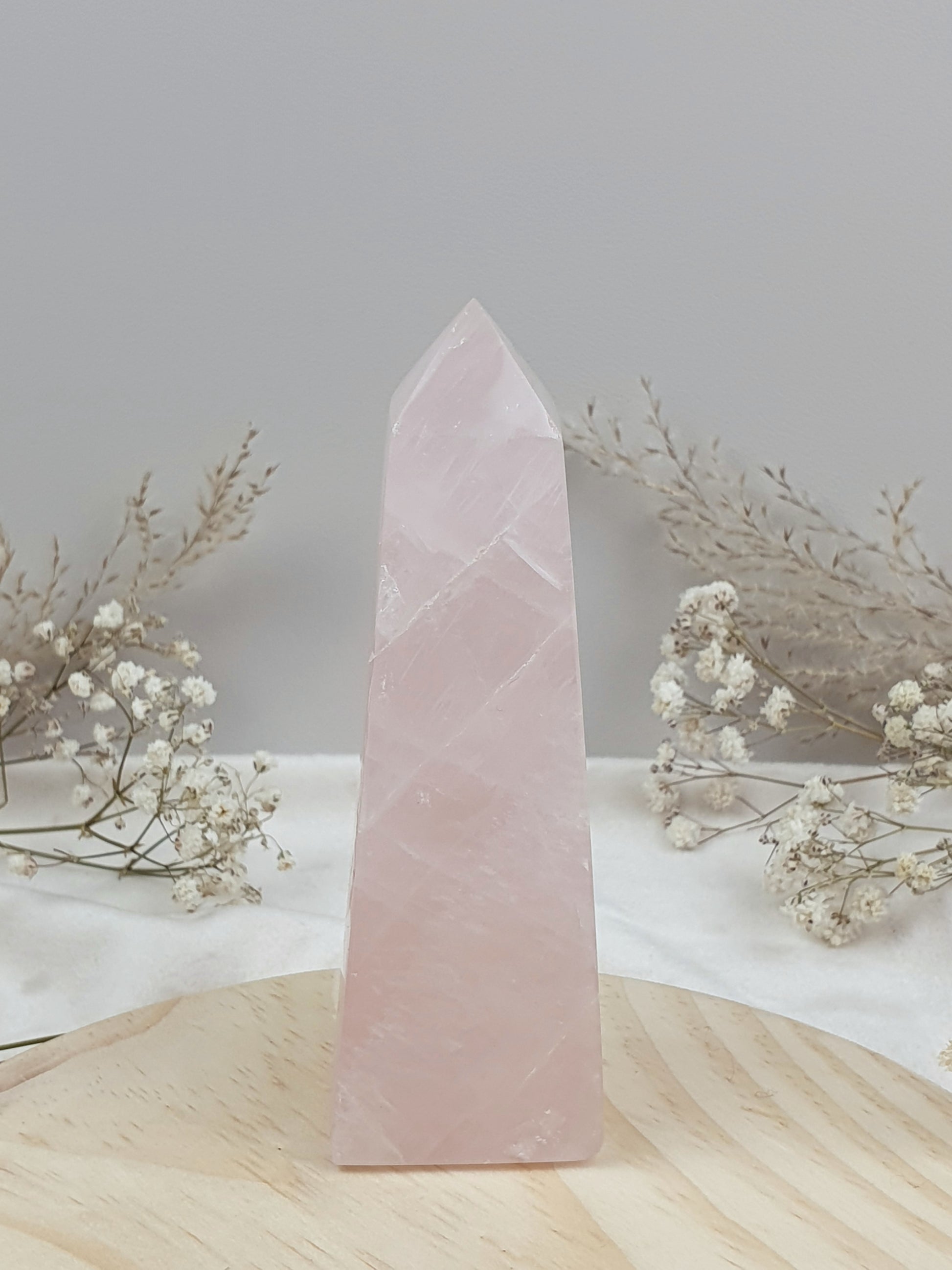 Rosenquarz Obelisk mit leichtem Stern