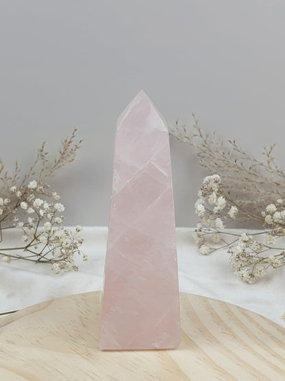 Rosenquarz Obelisk mit leichtem Stern