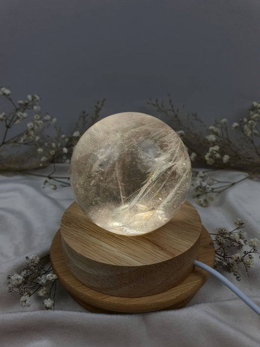 Bergkristall Kugel mit kleinem Regenbogen (1)