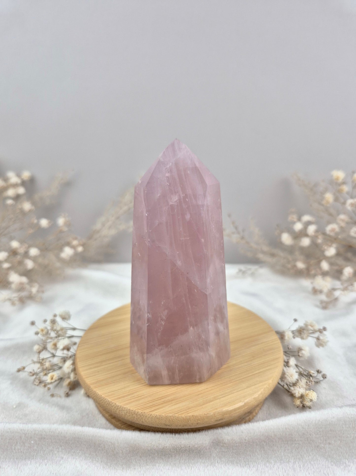 Rosenquarz Turm mit intensiver Farbe