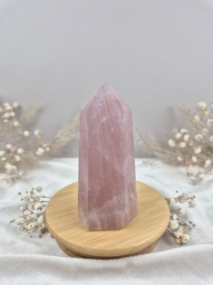 Rosenquarz Turm mit intensiver Farbe