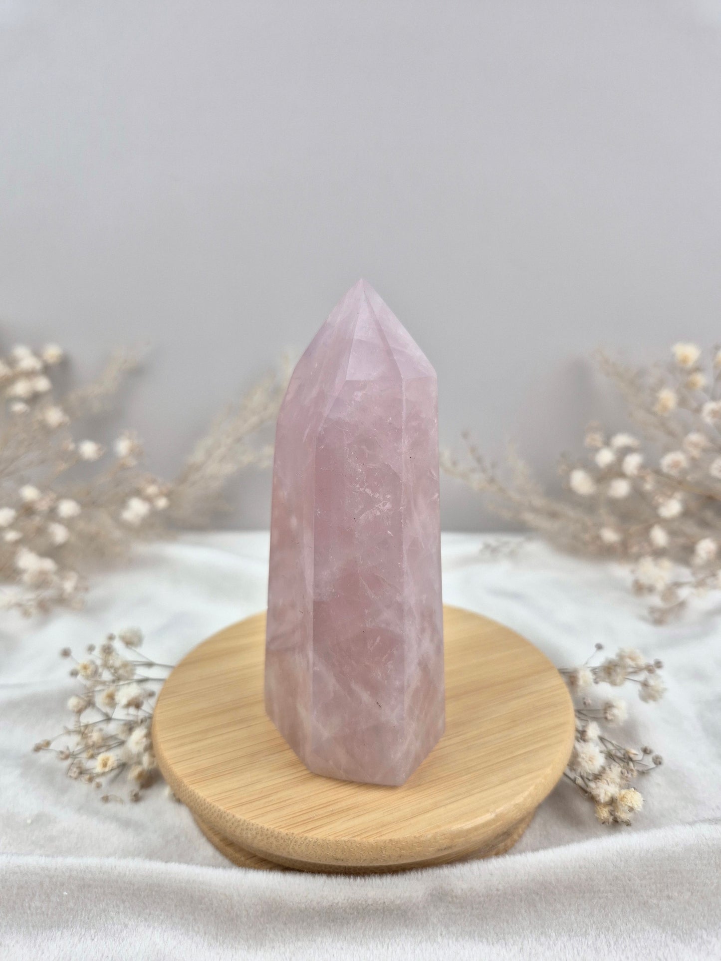 Rosenquarz Turm mit intensiver Farbe