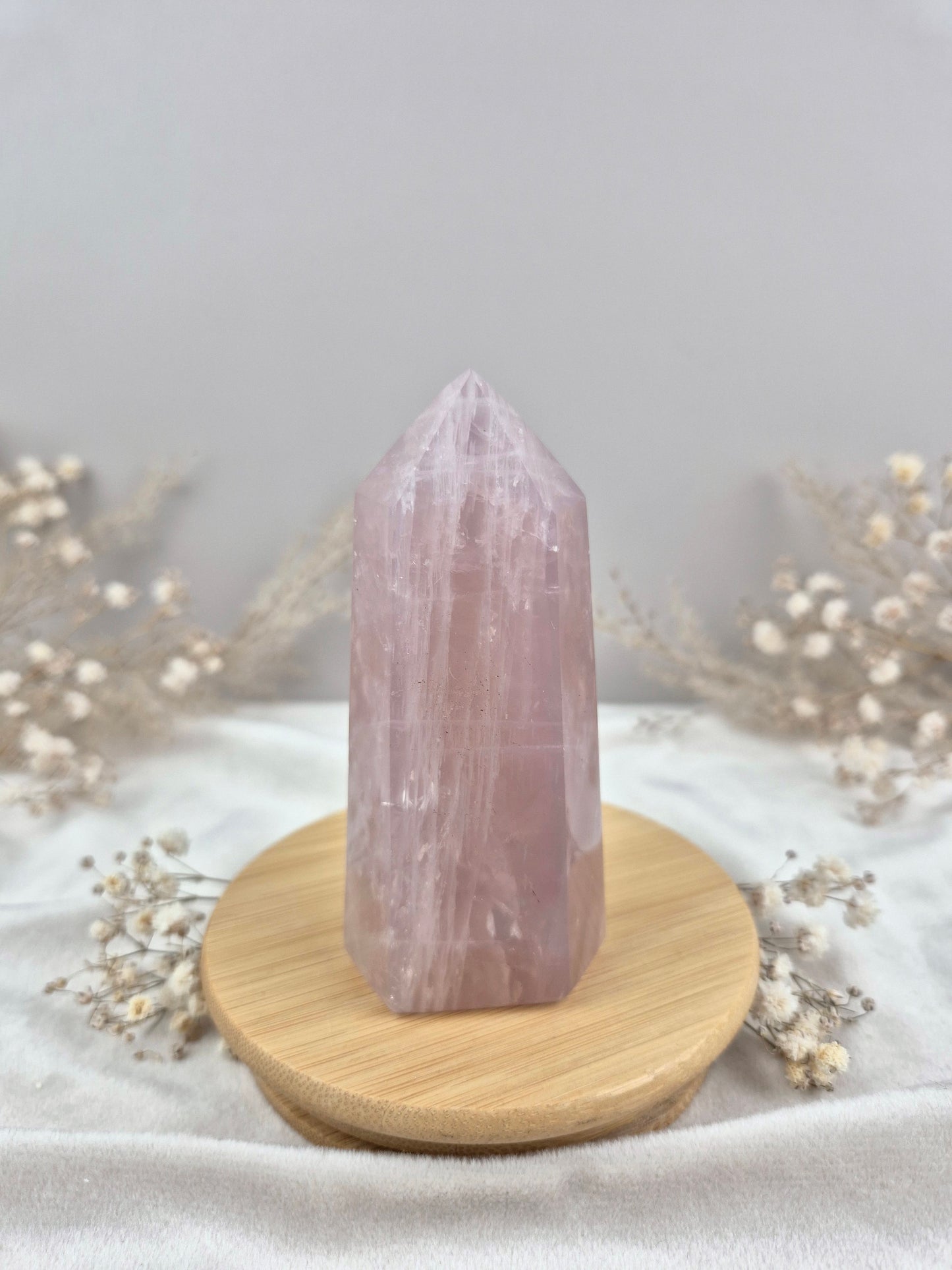 Rosenquarz Turm mit intensiver Farbe