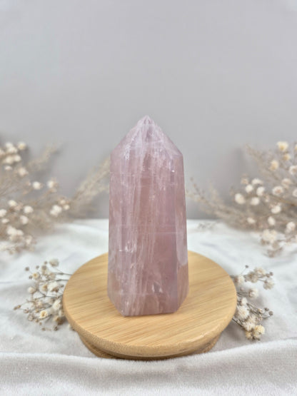 Rosenquarz Turm mit intensiver Farbe