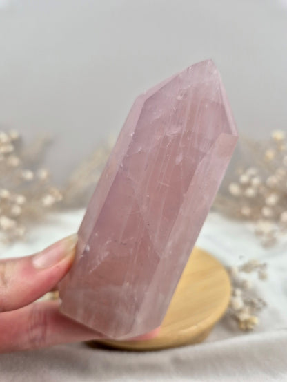 Rosenquarz Turm mit intensiver Farbe