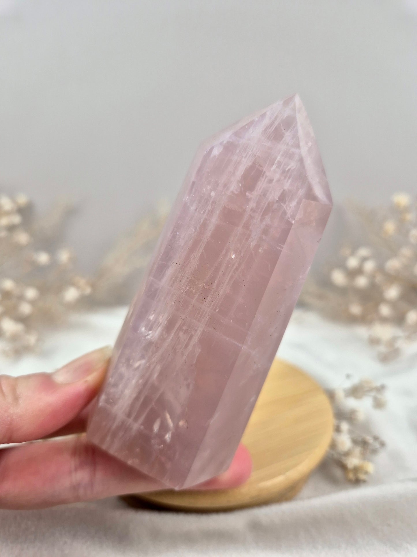 Rosenquarz Turm mit intensiver Farbe