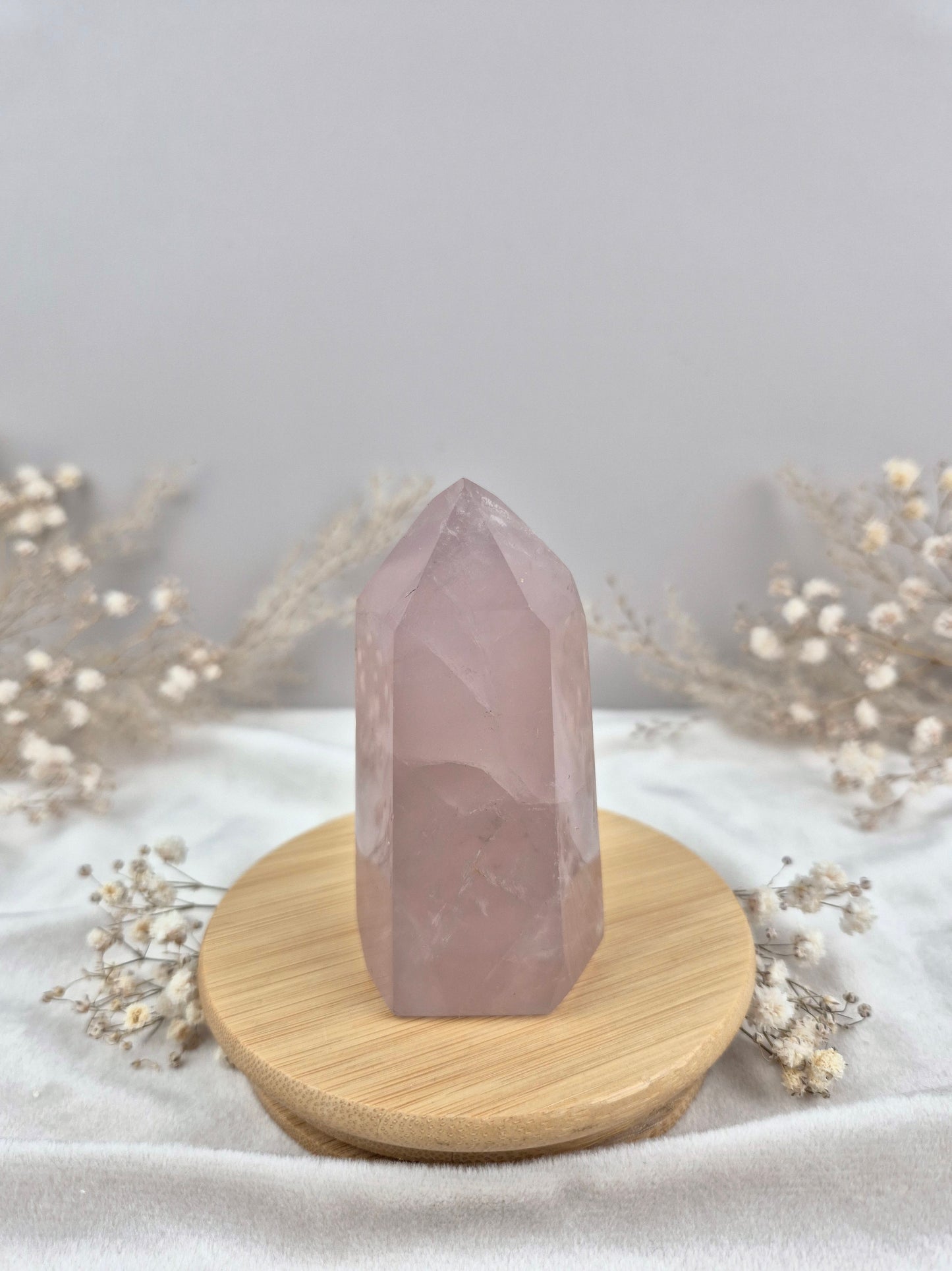 Rosenquarz Turm mit dunkelrosa Farbe