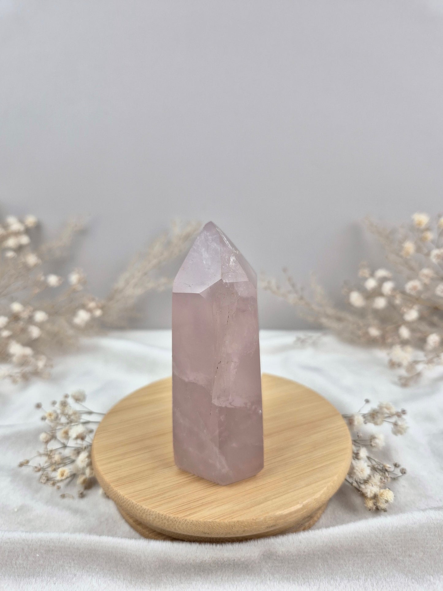 Rosenquarz Turm mit dunkelrosa Farbe