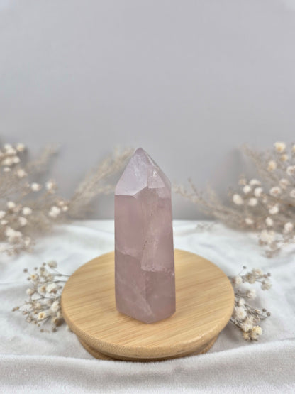 Rosenquarz Turm mit dunkelrosa Farbe