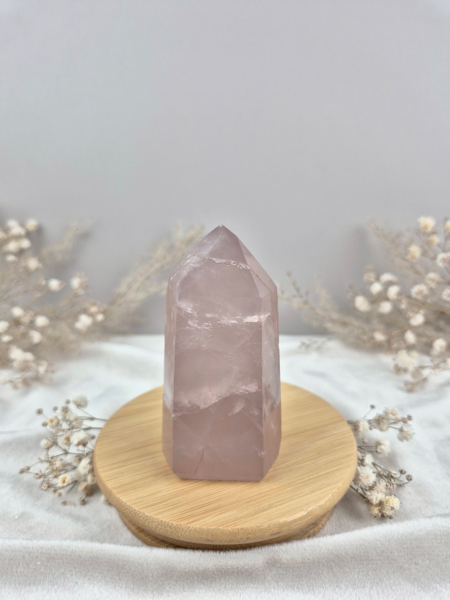 Rosenquarz Turm mit dunkelrosa Farbe