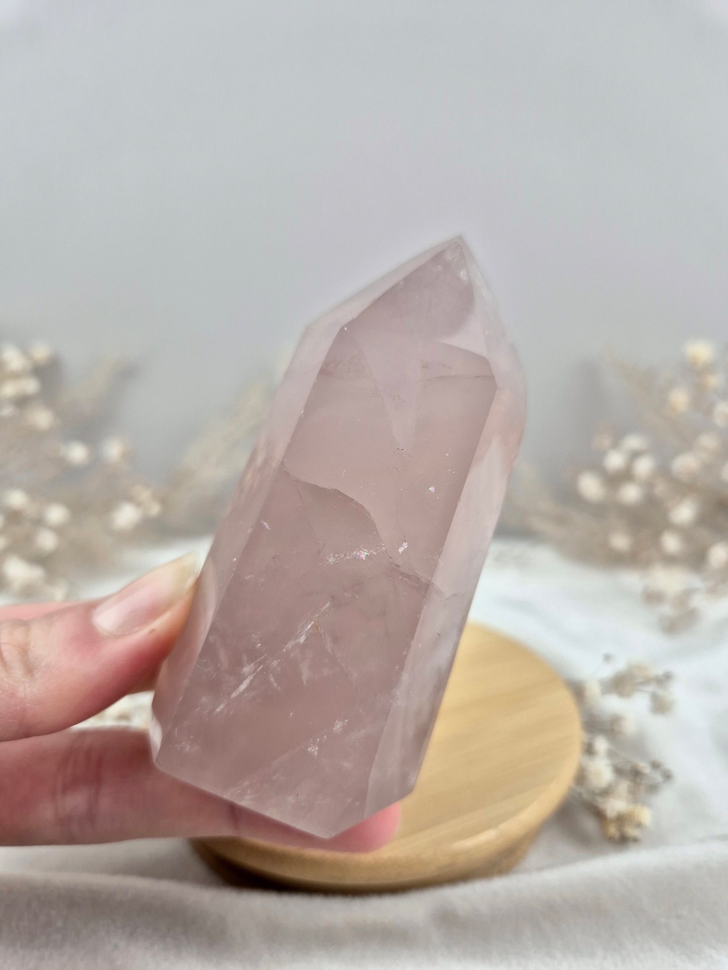 Rosenquarz Turm mit dunkelrosa Farbe