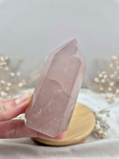 Rosenquarz Turm mit dunkelrosa Farbe