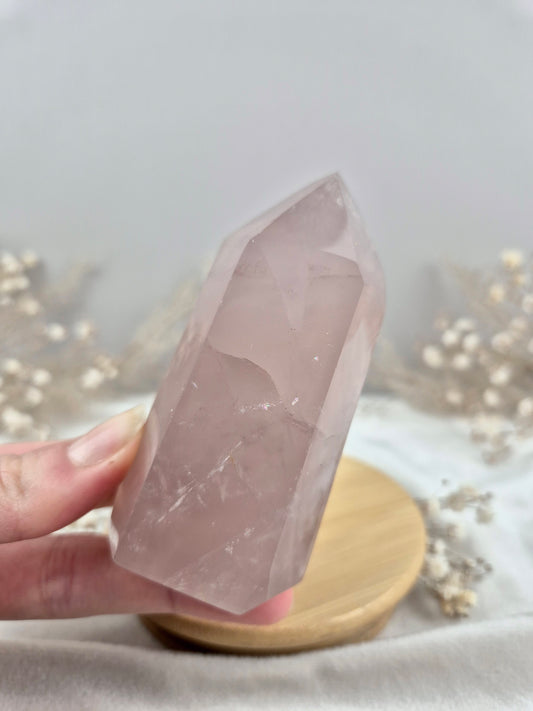 Rosenquarz Turm mit dunkelrosa Farbe