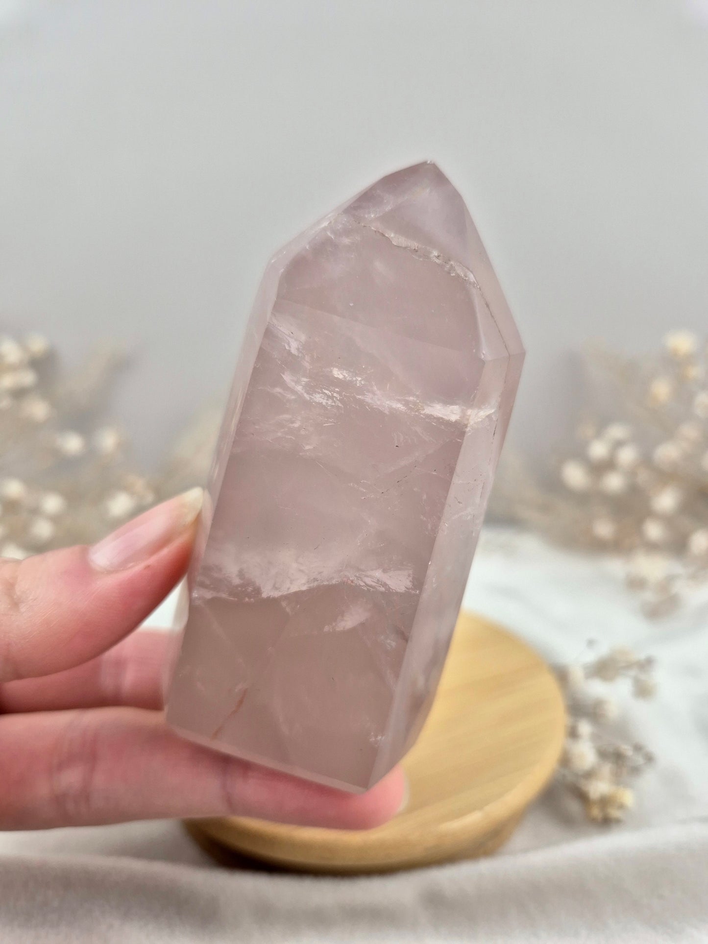 Rosenquarz Turm mit dunkelrosa Farbe