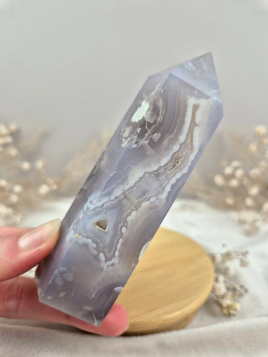 Dunkler Blumenachat Turm