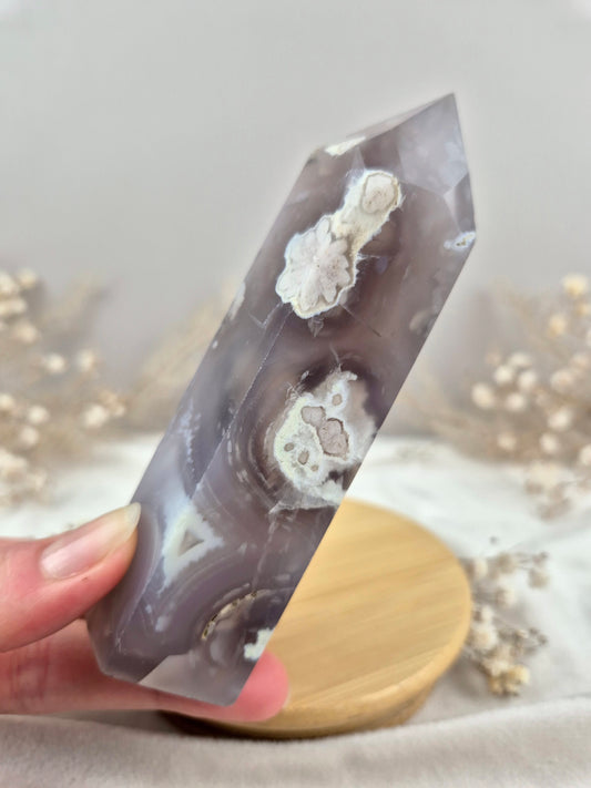 Dunkler Blumenachat Turm