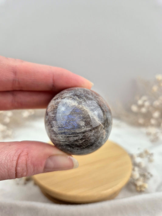 Mondstein Kugel mit blauem Schimmer (3)