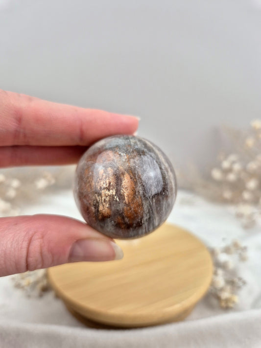 Mondstein Kugel mit blauem Schimmer (3)