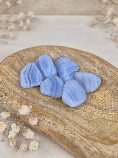 Verschiedene blaue Chalcedon Trommelsteine
