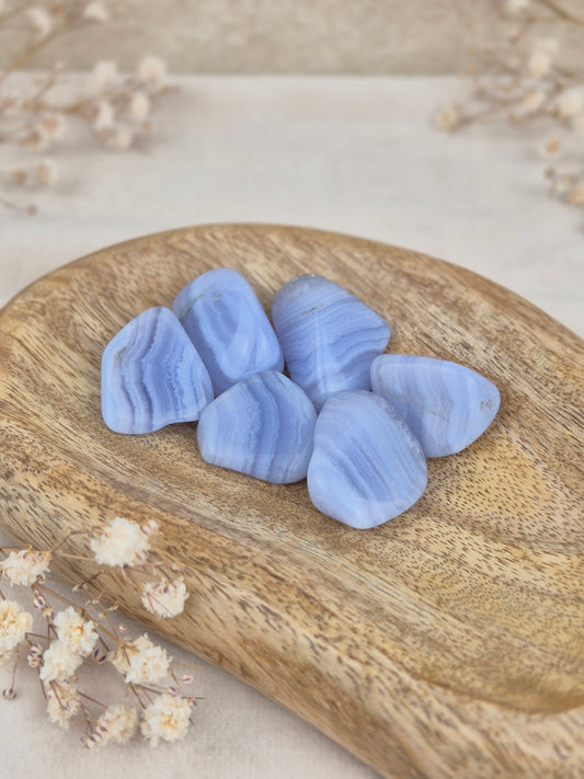 Verschiedene blaue Chalcedon Trommelsteine