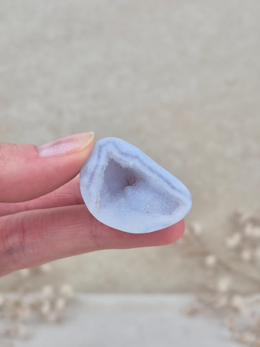 Blauer Chalcedon Trommler mit Druse
