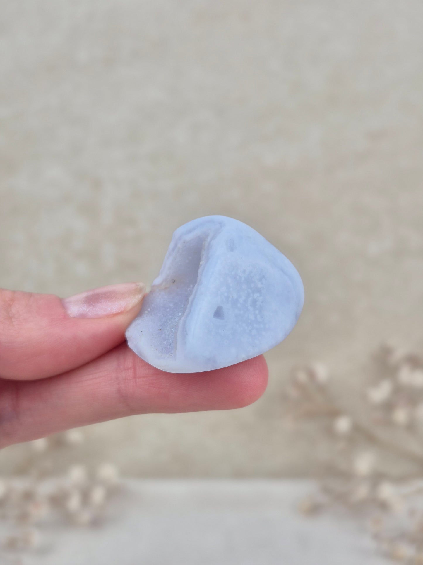 Blauer Chalcedon Trommler mit Druse