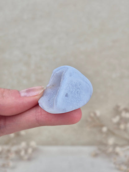 Blauer Chalcedon Trommler mit Druse