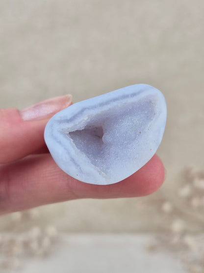Blauer Chalcedon Trommler mit Druse